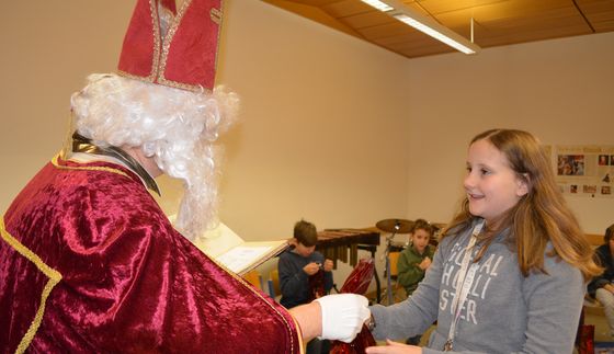 Am 6. Dezember besuchte der Hl. Nikolaus die Schülerinnen und Schüler der 1. Klasse im Werkschulheim Felbertal