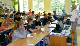 Werkschulheim-Schüler werden von einem Experten des Zivilschutzverbandes Salzburg über Zivilschutz informiert